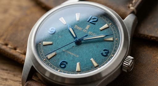 Macro de un reloj de nicho con esfera azul