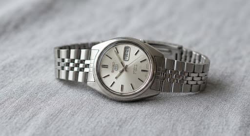 Reloj vintage sobre tela gris